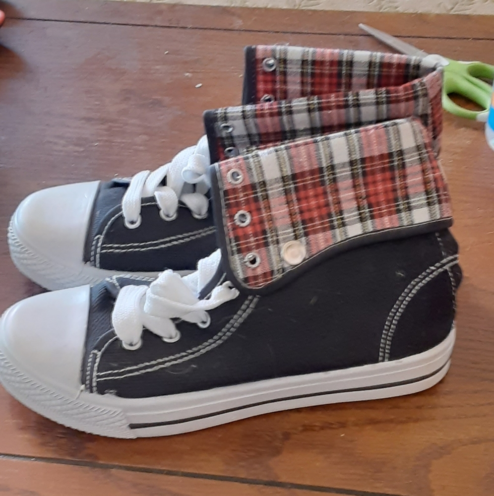 Women's size 7.5 tennis shoes